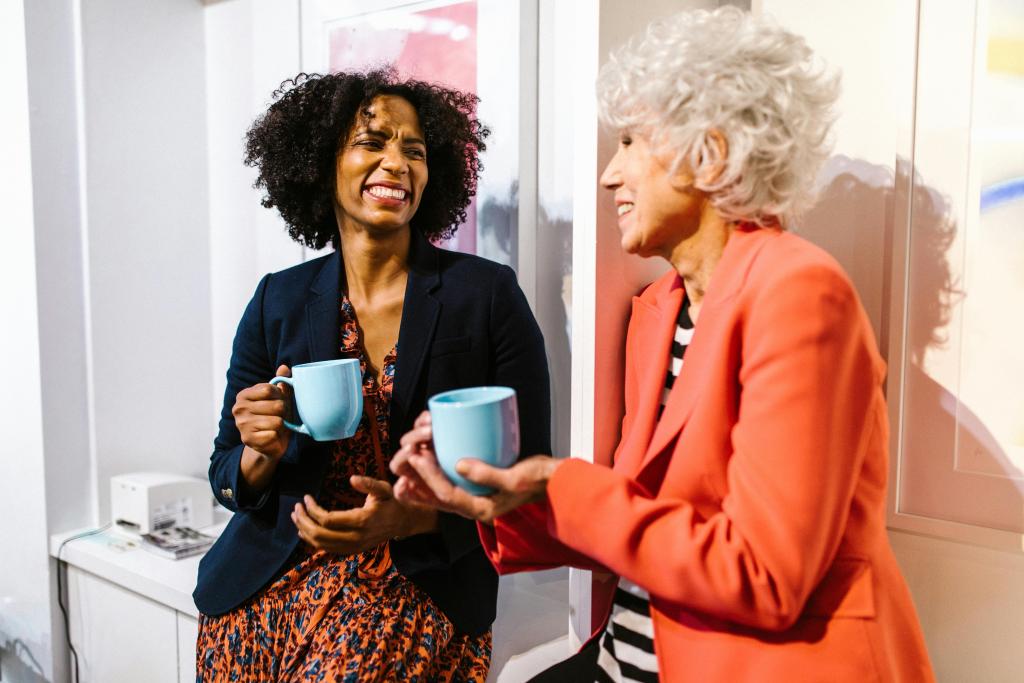 Deux femmes en conversation chaleureuse, lumiere doree — la connexion comme antidote