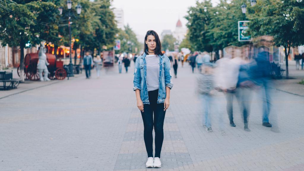 Femme au regard absent et au corps figé dans un espace calme, illustrant la réponse de figement du système nerveux — le freeze — une réponse de survie automatique face à une menace perçue comme insurmontable.