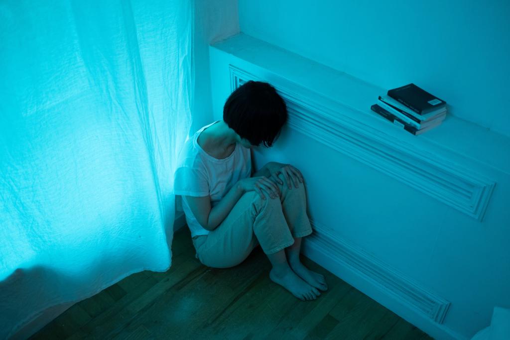 Femme au regard perdu dans un espace intérieur, illustrant l'inconfort de la solitude subie et le sentiment de vide qui survient quand on ne supporte pas d'être seul(e) avec soi-même.