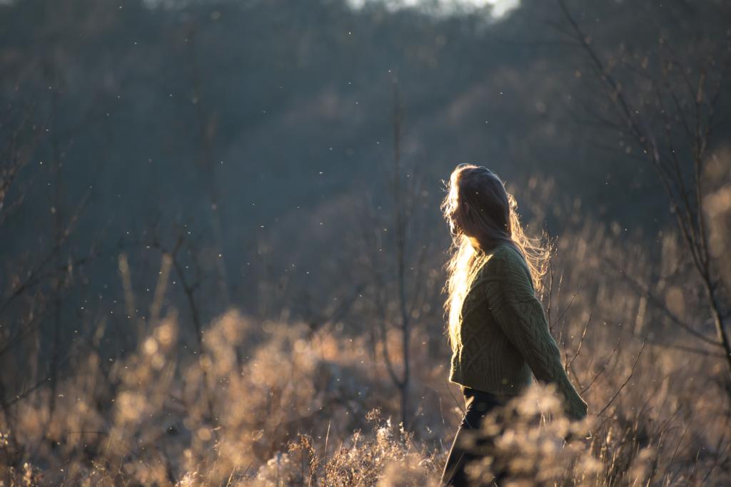Femme qui commence à marcher sur un chemin dans une lumière dorée d'automne, illustrant le courage du premier pas vers le changement malgré la peur.