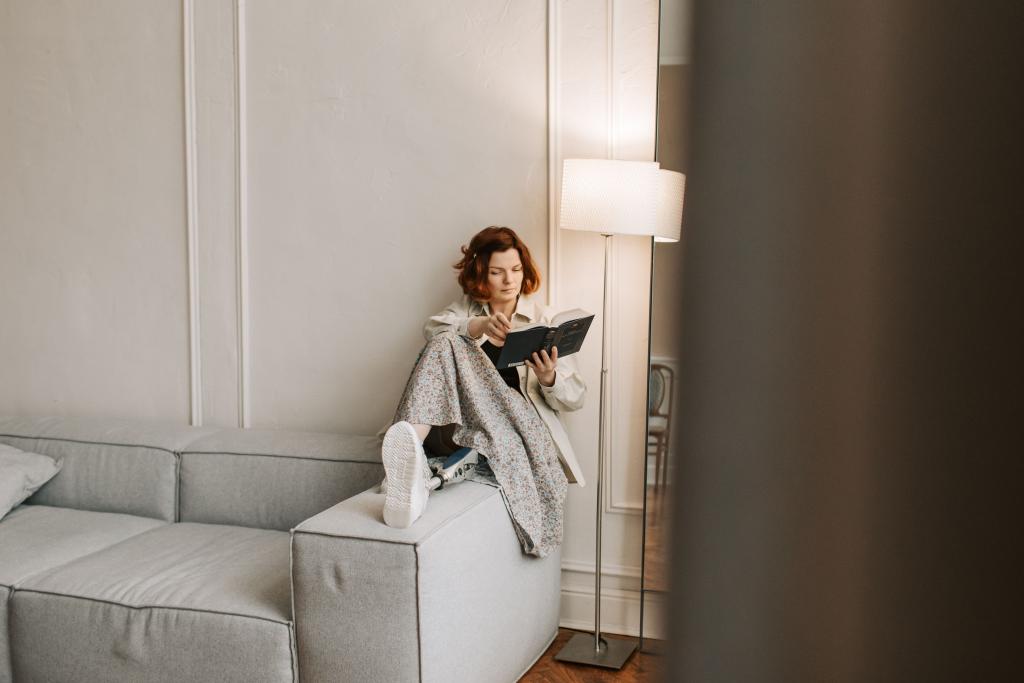 Femme seule dans un espace intime et lumineux en train d'écrire ou de lire, illustrant la capacité à habiter son espace intérieur avec calme — la solitude comme ressource.