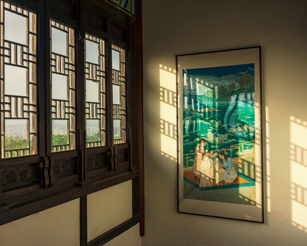 Lumière traversant une fenêtre et projetant des ombres sur un mur, illustrant la façon dont le passé et les expériences précoces continuent d'influencer l'anxiété au présent.