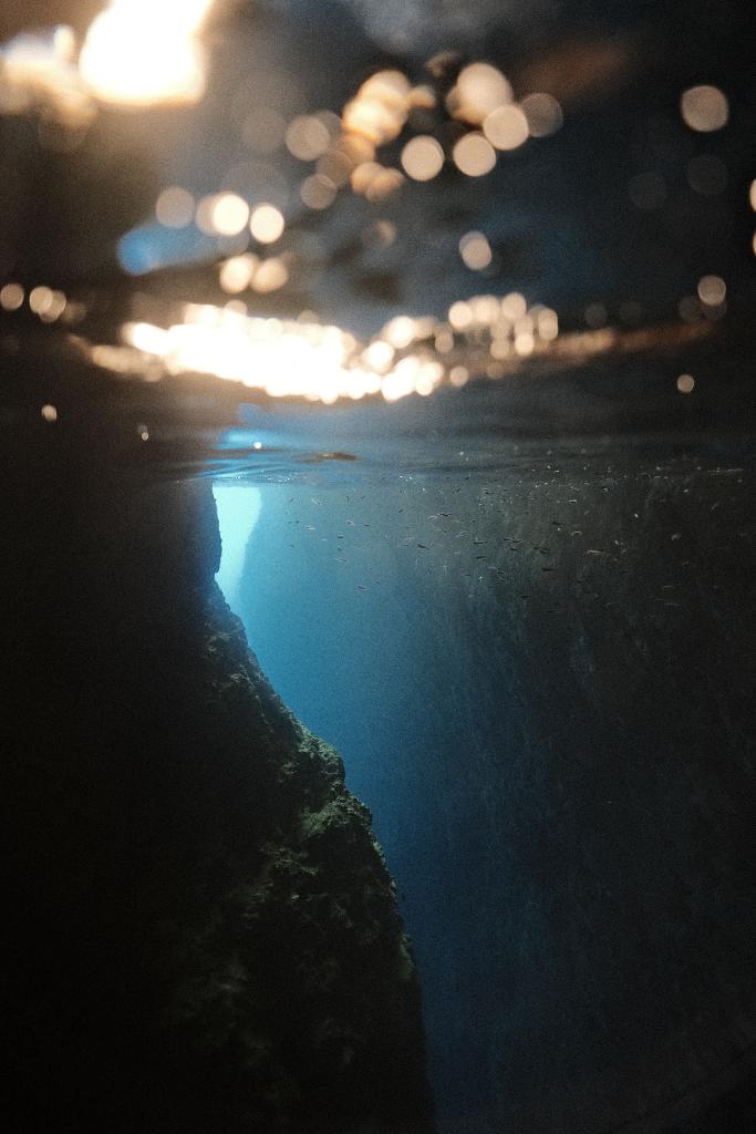 Surface d'eau calme avec une profondeur visible en dessous, illustrant la façon dont les deuils non traversés restent latents sous la surface de la vie quotidienne.