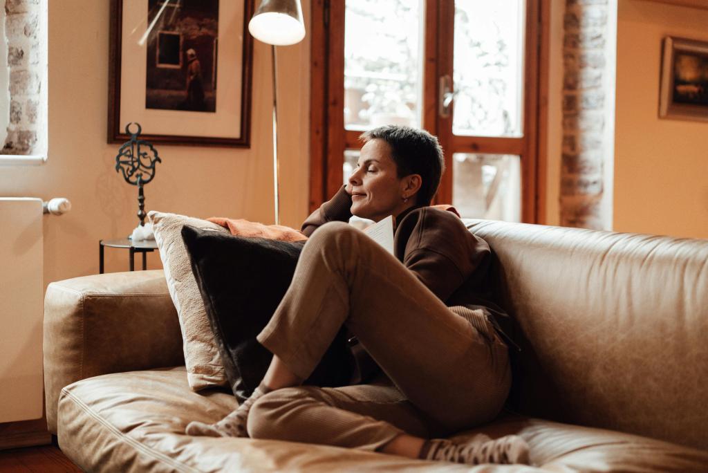 femme au calme, se reposant