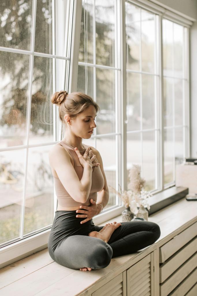 femme assise main sur le ventre écoute corporelle