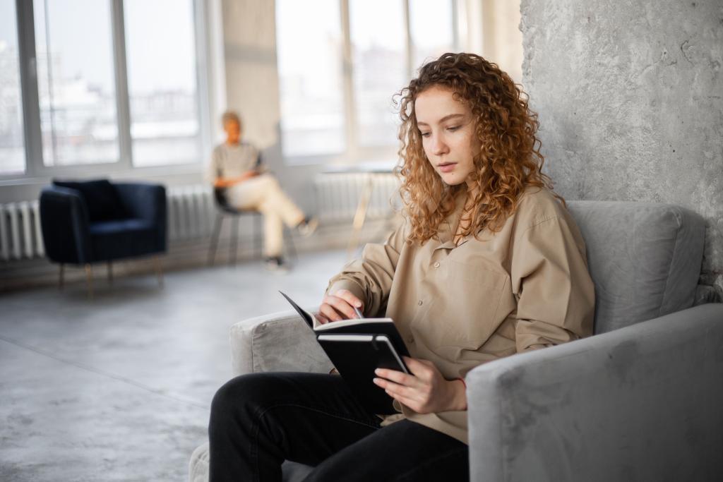 Femme avec un carnet ouvert dans un espace lumineux, dans une posture de réflexion, illustrant la préparation et la mise en pratique concrète des limites dans différents contextes de vie.