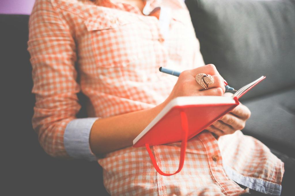 femme qui écrit dans un journal - mettre en mot son trauma