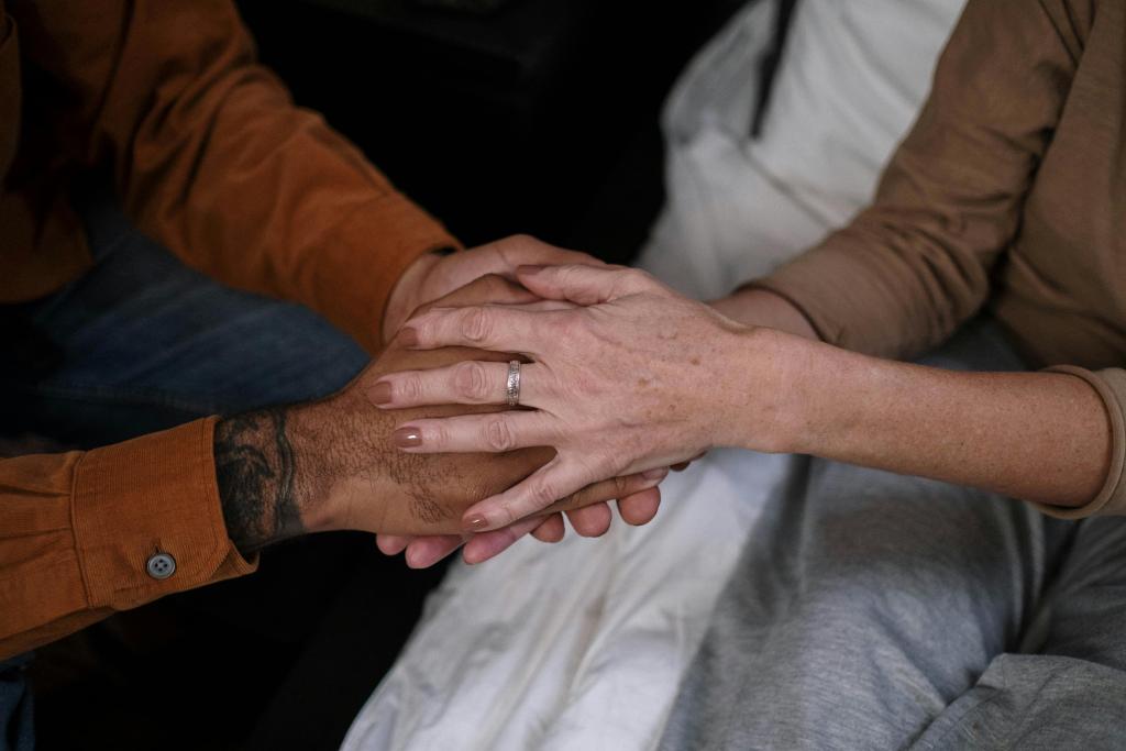 deux mains qui se tiennent- soutien émotionnel et résilience 