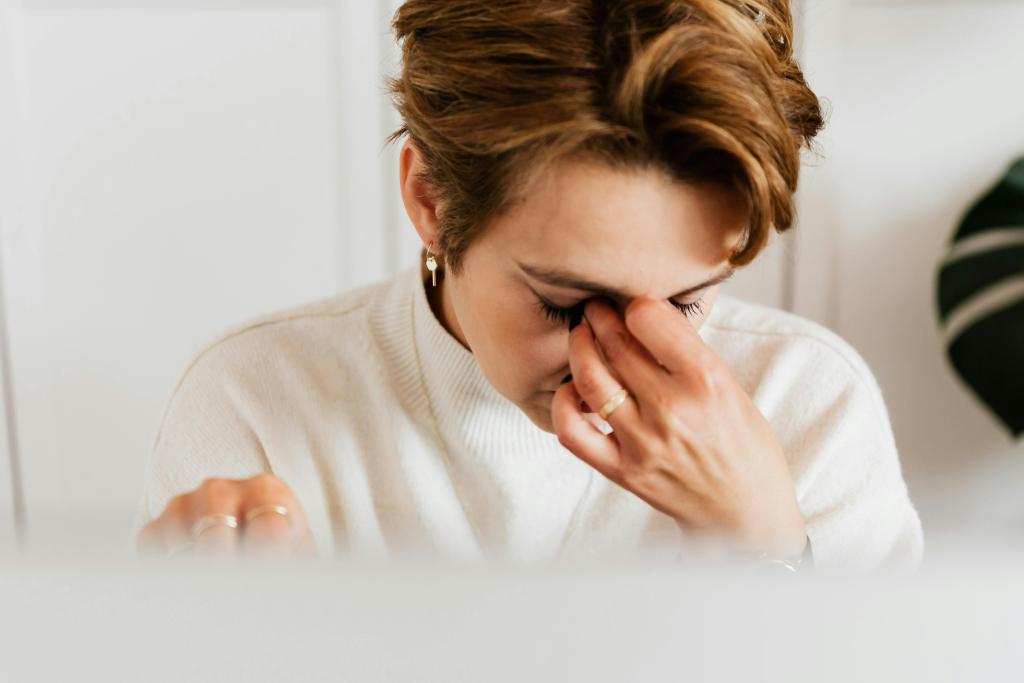 Signaux corporels du stress comme gorge serrée et ventre noué