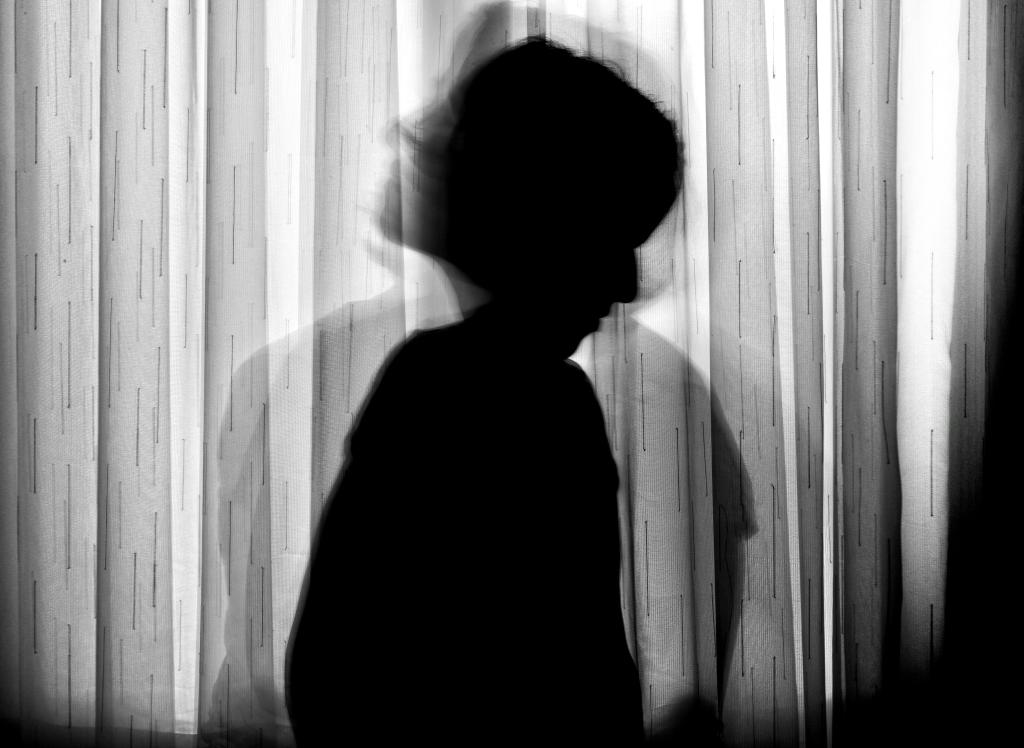 Personne en état de détresse émotionnelle symbolisant l’impact d’un traumatisme sur le corps et l’esprit