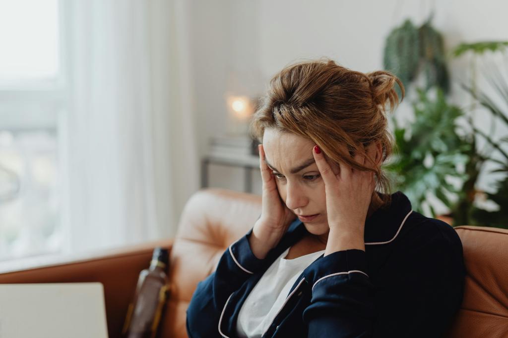 Personne avec les mains sur la nuque, tensions musculaires — symptôme corporel de l'hypervigilance chronique